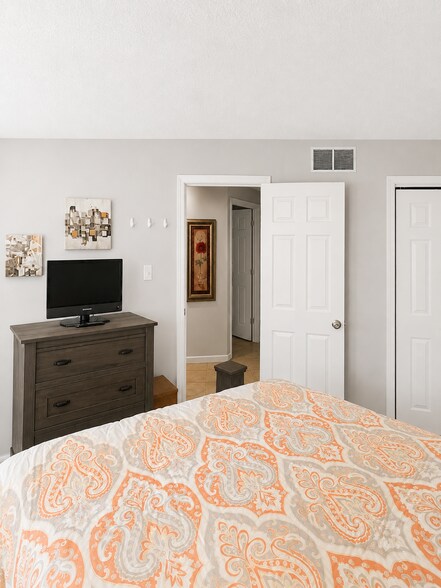 Building Photo - 9113 S Pointe Retreat Dr