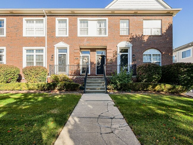 Building Photo - Available now!!Welcome to this charming 2-bedroom, 2-bathroom Condo in Sterling Heights, MI.