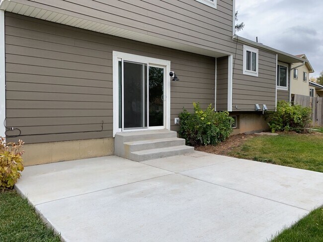 Building Photo - Spacious West-Side Tri-Level Home