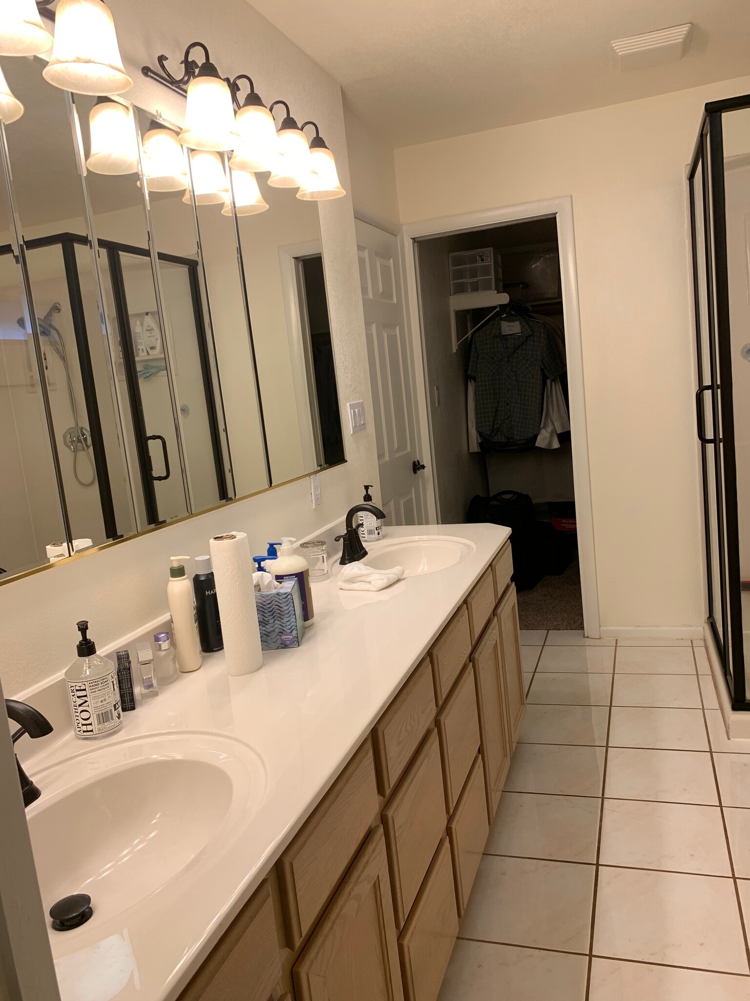 Master bathroom - 1207 E Loyola Dr
