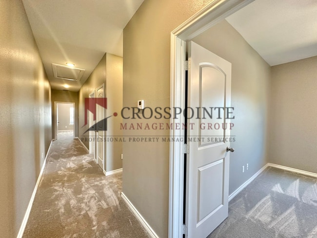 Building Photo - 3 Bedroom 2.5 Bathroom Townhomes at Villa Rosa!