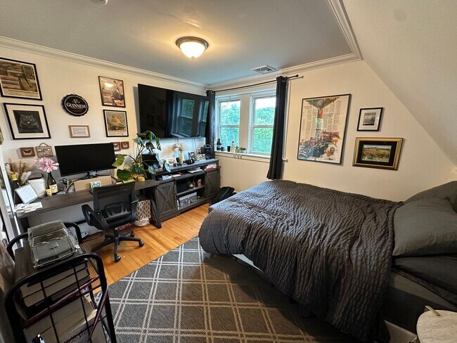 Building Photo - 3 Bed/2 Bath Duplex - Central A/C - In-Unit Laundry - 3 Parking Spaces