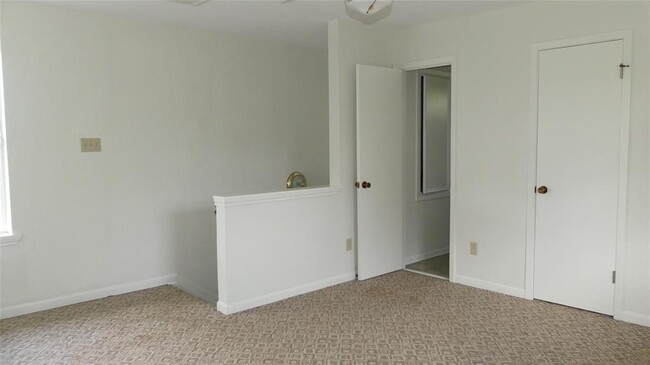 Building Photo - 15606 Santa Fe Dr