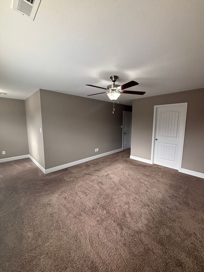 Building Photo - Mtn Views & Adaptable living in Seymour!