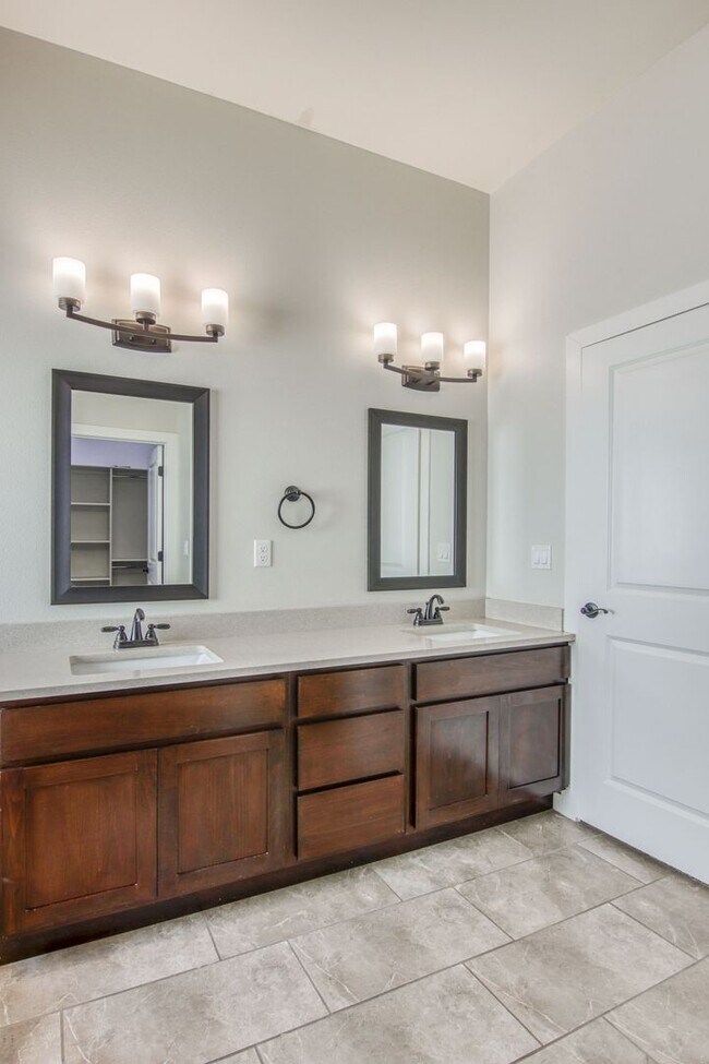 Building Photo - Beautiful East side House with 4 bed-2 baths