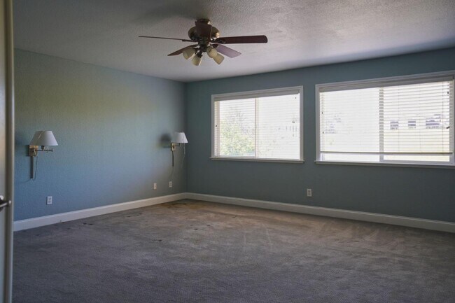 Building Photo - 1074 Vineyard Dr