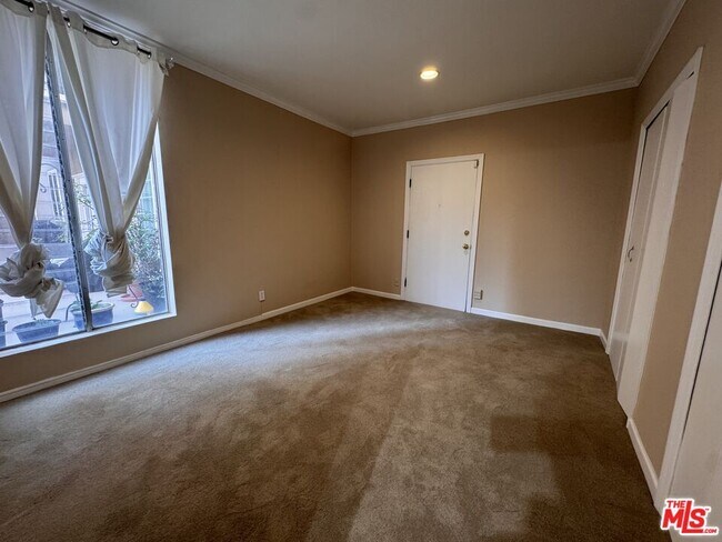 Building Photo - 8550 Holloway Dr