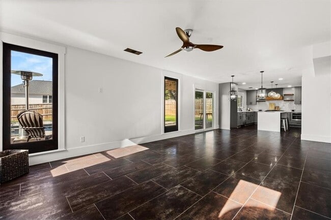 Building Photo - 425 Mikasa Dr