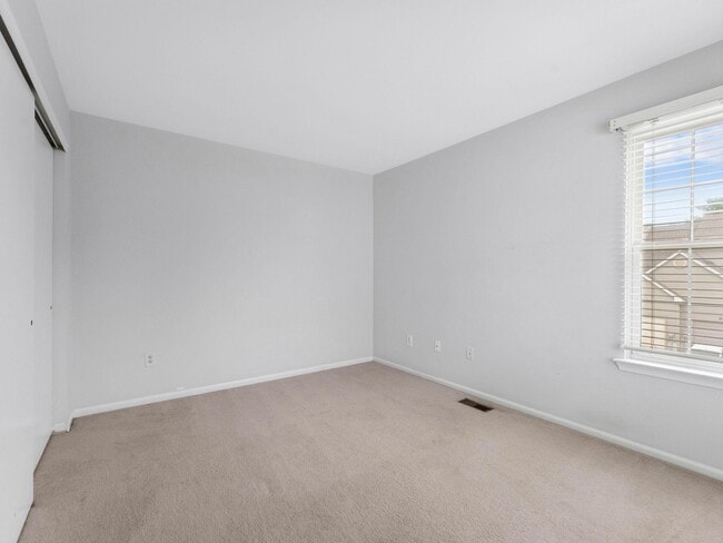 Building Photo - 5 Larkspur Ct