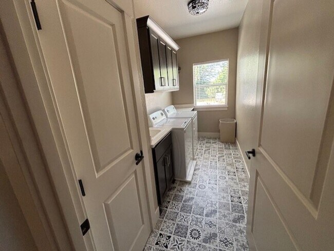 Building Photo - 3 bed 2 bath  Home for Rent in Talent