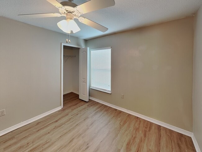 Building Photo - 1043 Bethpage Rd