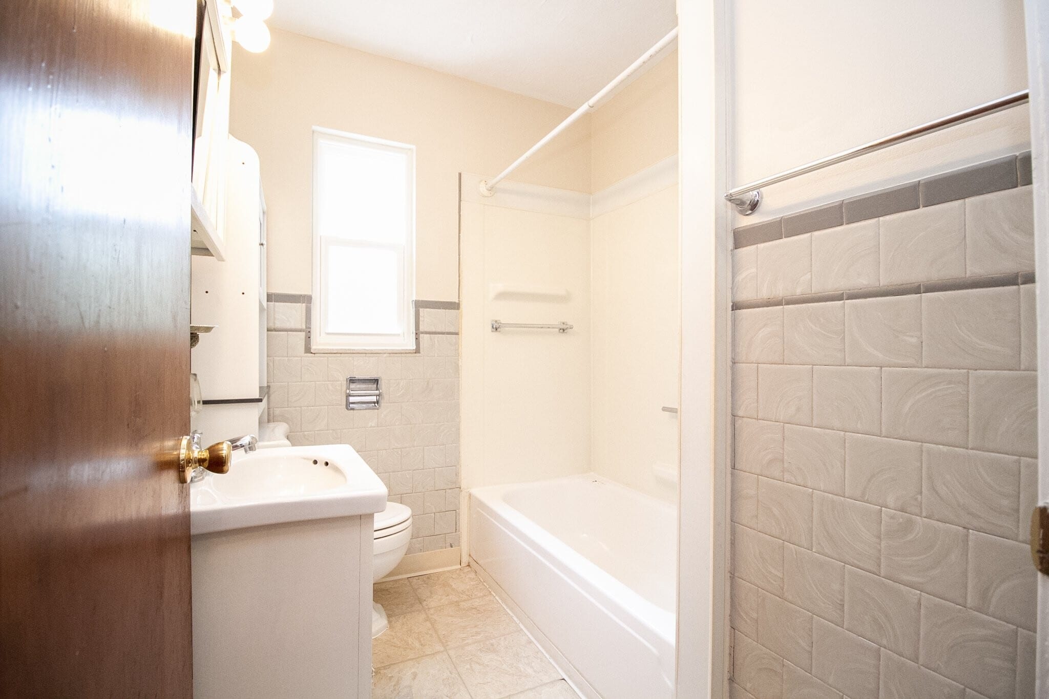 Building Photo - 2424 Lambert Dr