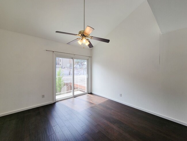 Building Photo - Stylish Townhouse in Prime Location – Walk...