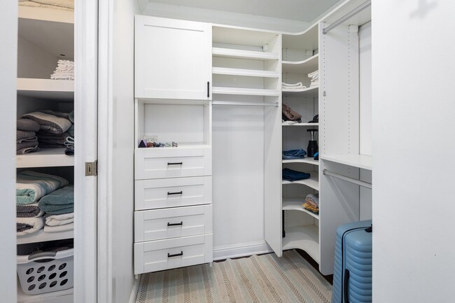 Building Photo - Privately Gated, Cool, Furnished Home, Tuc...