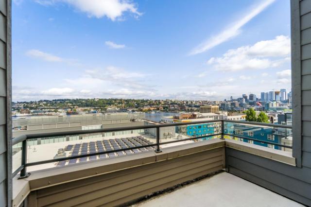 Building Photo - 2 bedroom in Seattle WA 98109
