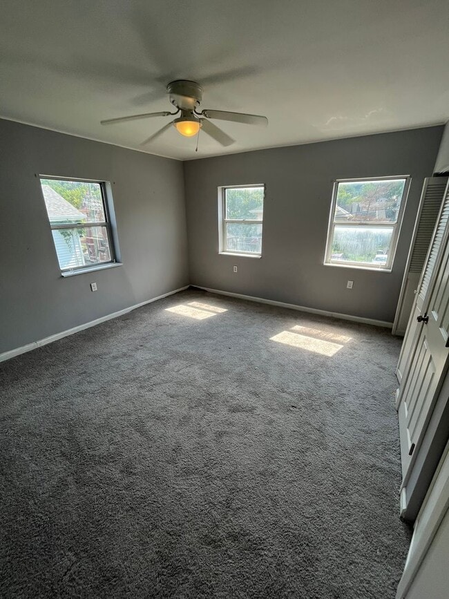 Building Photo - Three Bed, Two Bath with 2 Car Garage in N...