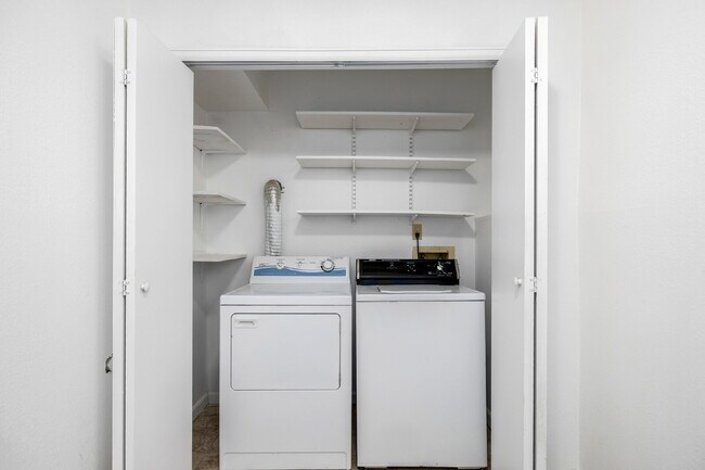 Building Photo - Updated and Stylish 1BDR/1BTH in the Eleve...