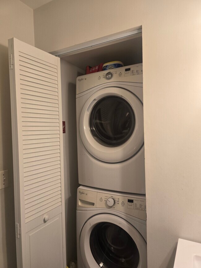 Building Photo - 296 Hockhockson