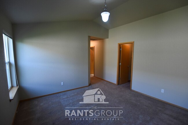 Building Photo - Easy JBLM Commute! Close to amenities!