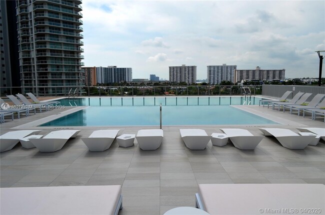 Building Photo - 300 Sunny Isles Blvd