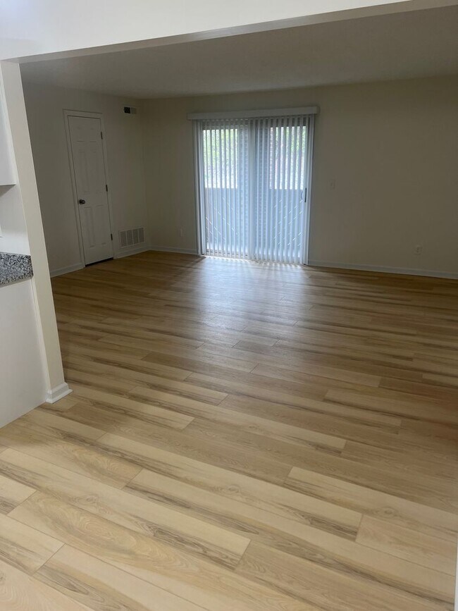 Building Photo - Luxury Two-Bedroom, Stainless Appliances, ...