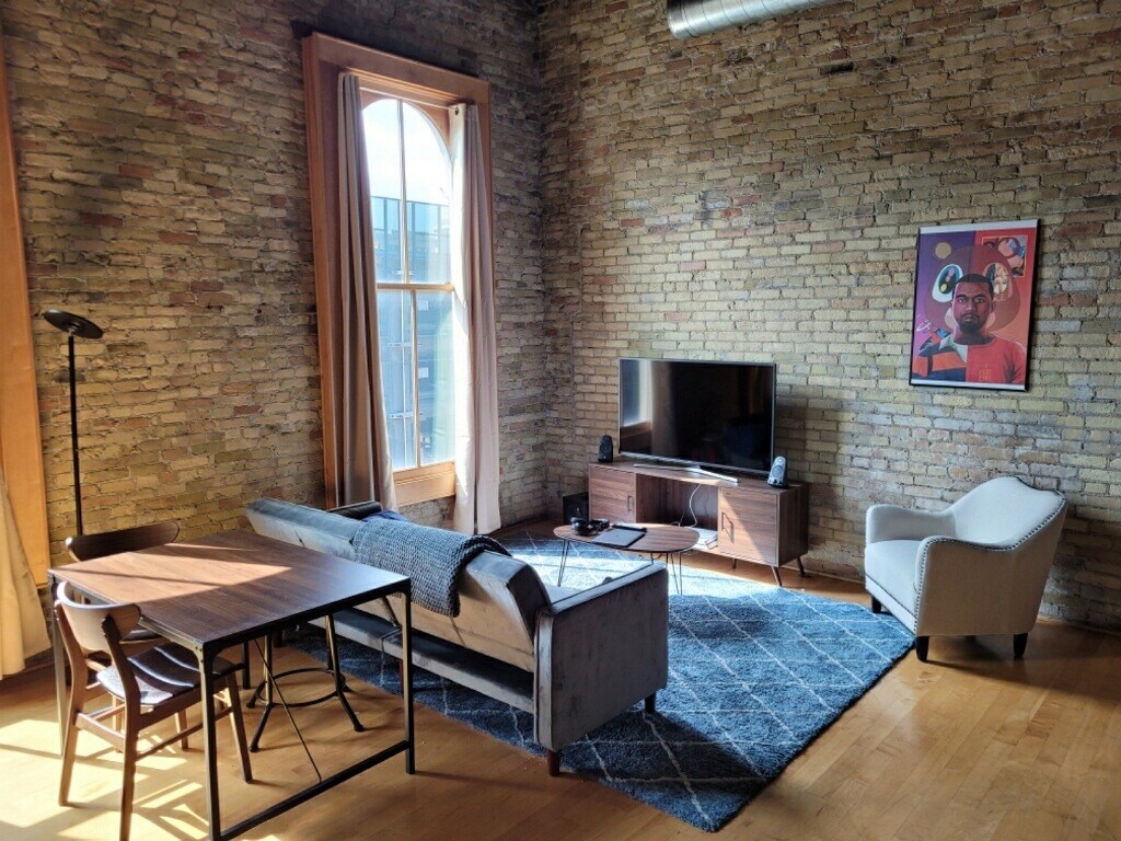 Building Photo - 522 N Water St