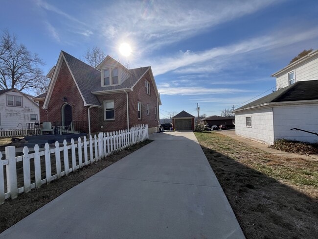 Building Photo - 1106 E 3rd St