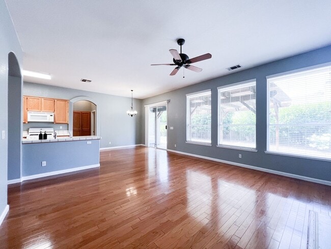 Building Photo - Spacious Single Story 3 Bd, 2 Ba Home in S...