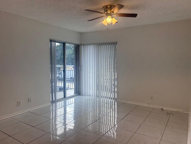 Building Photo - 1856 Fairview Villas Dr