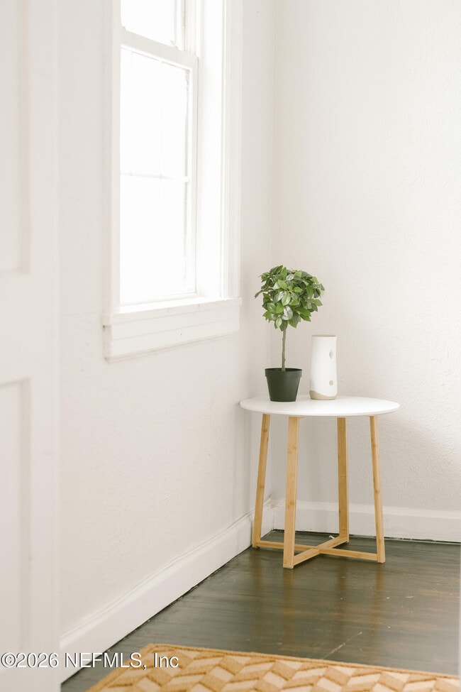 Building Photo - 212 Oak St