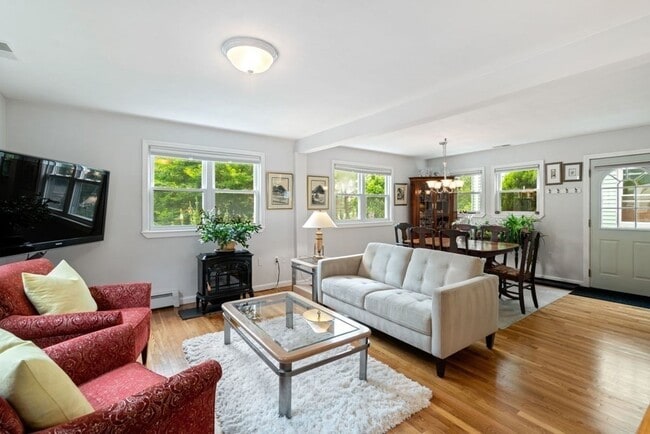 Building Photo - 45 Magoun St