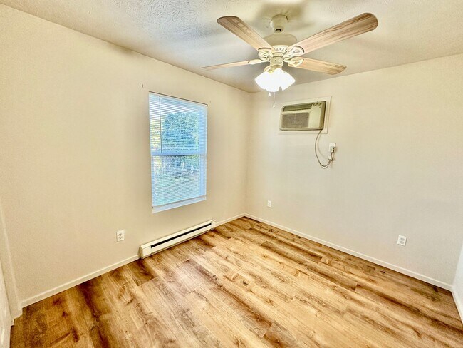 Building Photo - 6916 N Normandie St