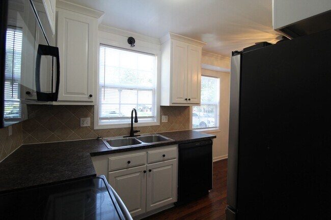 Building Photo - August FREE On This 2 Bedroom 1 Bath Home in Roeland Park