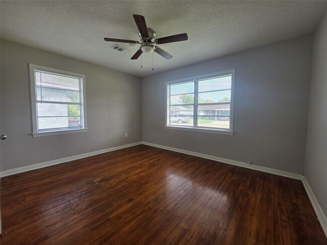 Building Photo - 705 N Circle Dr