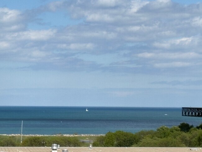 Building Photo - 320 E 21st St