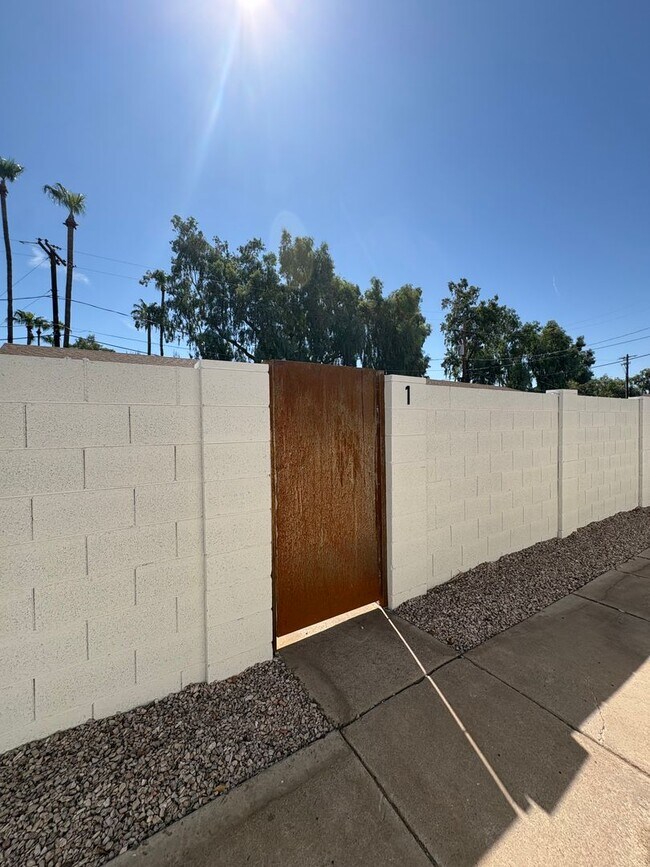 Building Photo - 817 S Melody Ln
