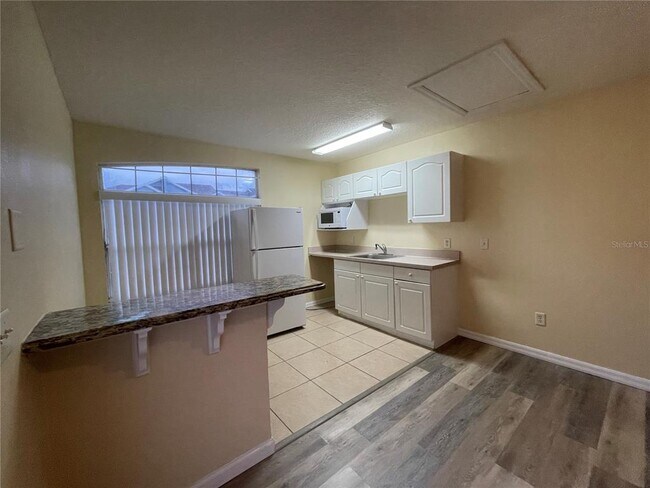 Building Photo - 525 ORCHID Dr