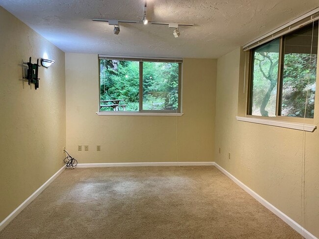 Building Photo - 4 bed, 3 bath split-level home in a private, forested setting (Bayside)