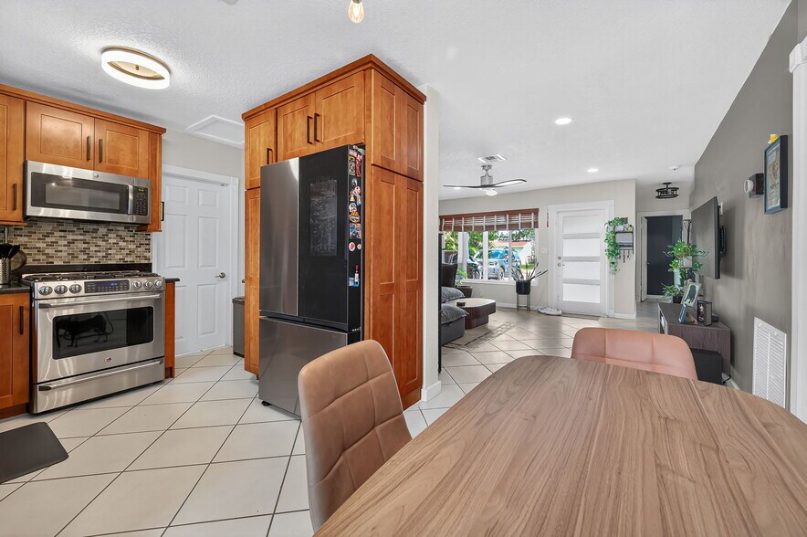 Building Photo - 6640 Douglas St