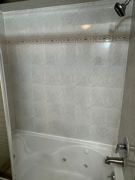 Main bathroom - 2714 N Mason Ave