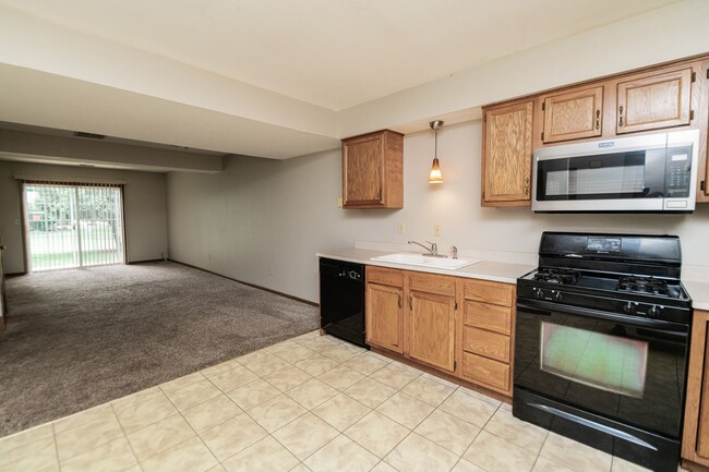 Building Photo - 3 bedroom / 2.5 bathroom Townhome for Rent...
