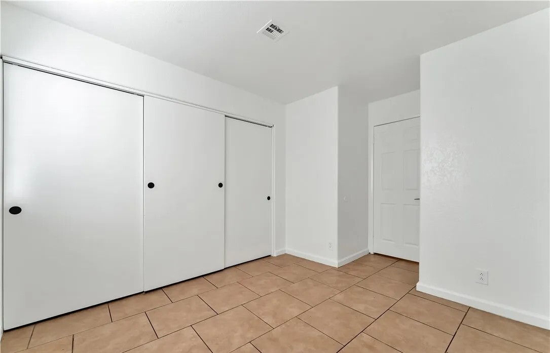 Building Photo - 5076 S Rainbow Blvd
