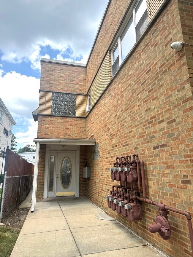 Building Photo - 5716 W Lawrence Ave