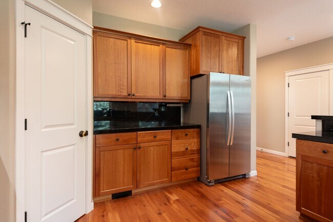 Building Photo - 4-Bedroom Home Near Pine Nursery Park Smar...