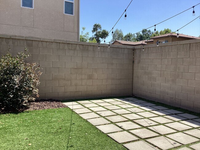 Building Photo - 2573 Daisy Dr