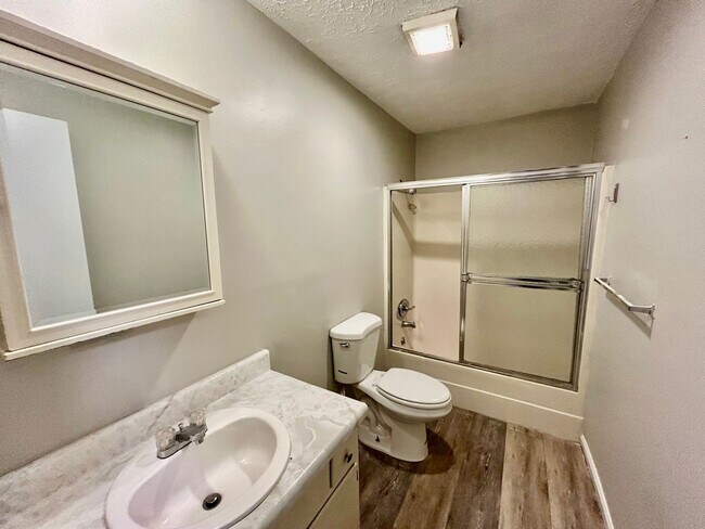 Building Photo - FOH416-418