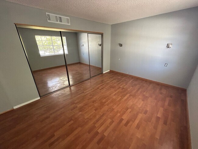 Building Photo - SPACIOUS 2 BEDROOM TOWNHOME IN LAS VEGAS COUNTRY CLUB