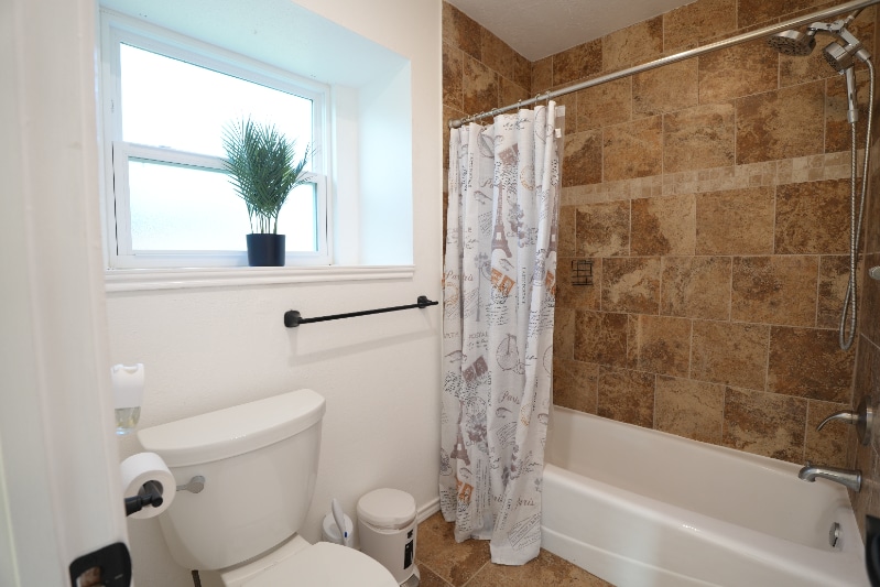 Building Photo - 804 Sylvia Ln