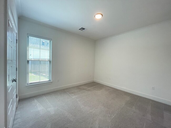 Building Photo - 39419 Waycross Ave