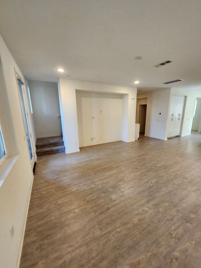 Building Photo - Gorgeous Tri-level Townhouse 3 beds 3 1/2 ...